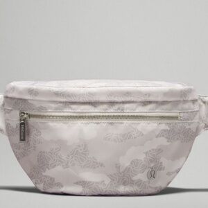 Lululemon Athletica City Adventurer Belt Bag 2.5L Heritage Camo / White Opal